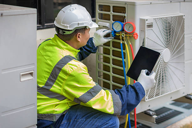 Professional Hvac technician working in Englewood, FL
